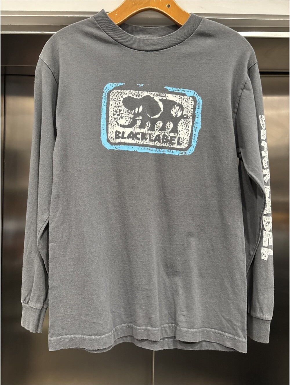 Vintage 00’s Black label skateboard shirt